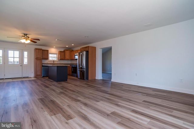 44 ELM LN, Levittown, PA 19054