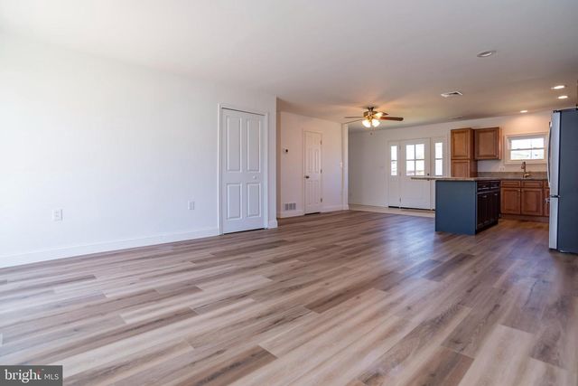 44 ELM LN, Levittown, PA 19054