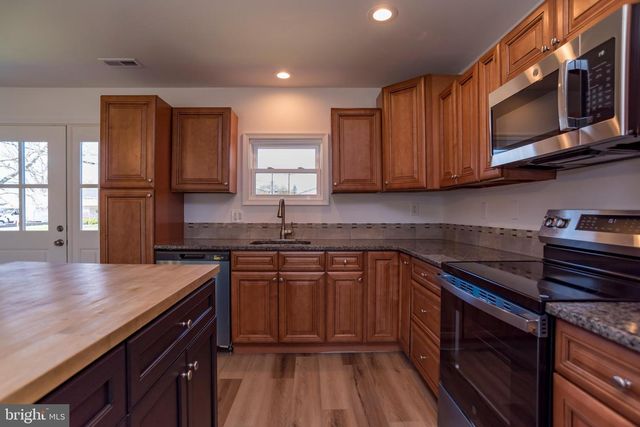 44 ELM LN, Levittown, PA 19054