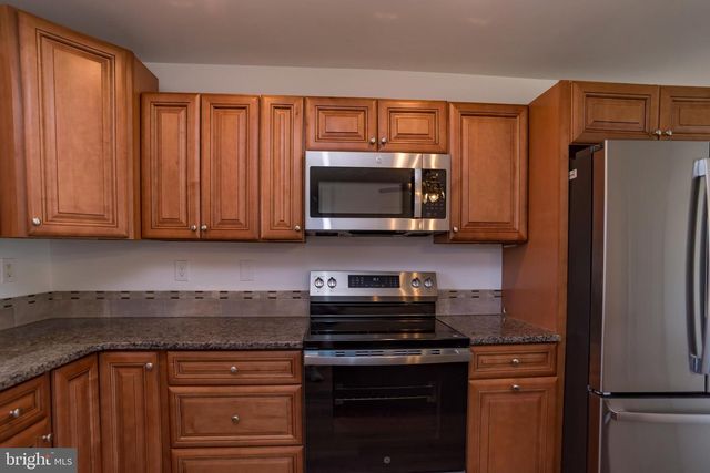 44 ELM LN, Levittown, PA 19054