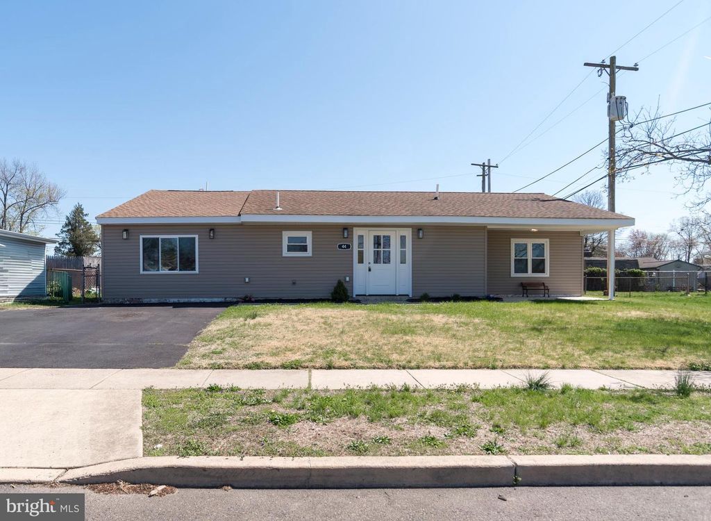 44 ELM LN, Levittown, PA 19054