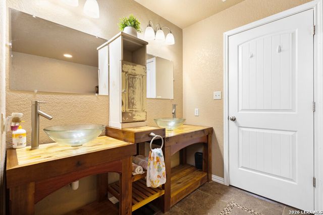 426 Pr 1512, Bandera, TX 78003