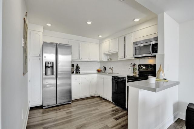 13499 Biscayne Blvd 610, North Miami, FL 33181