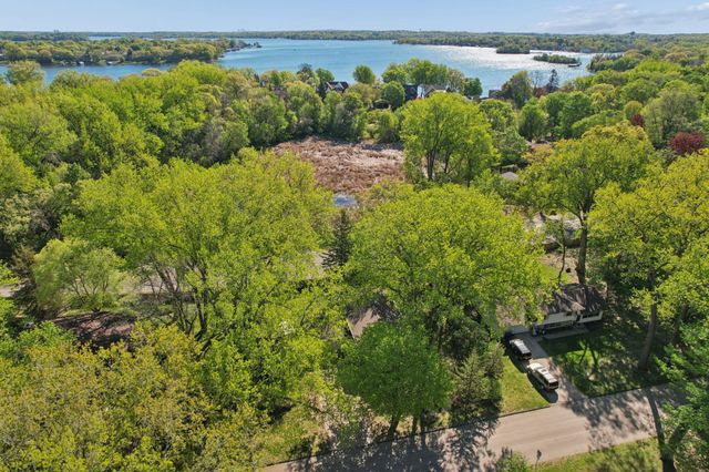 75 Pleasant Lane E, Excelsior, MN 55331