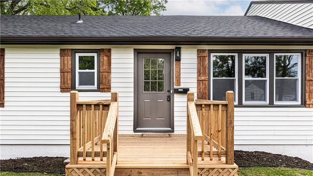 1401 67th Place, Kansas City, MO 64118