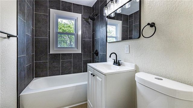 1401 67th Place, Kansas City, MO 64118