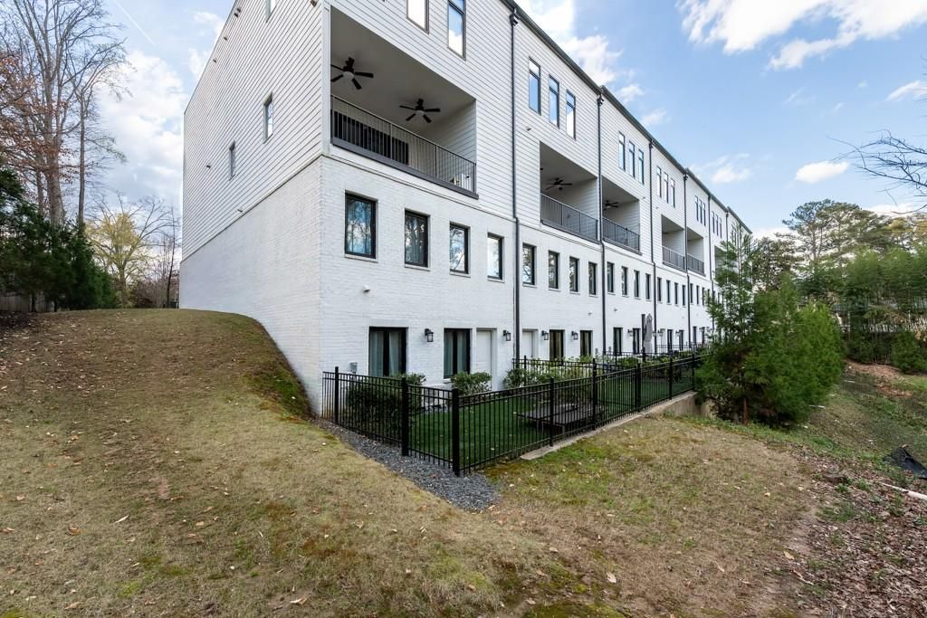 Image 29 of property listing at 1099 Briar Cove Circle, Atlanta, GA 30329