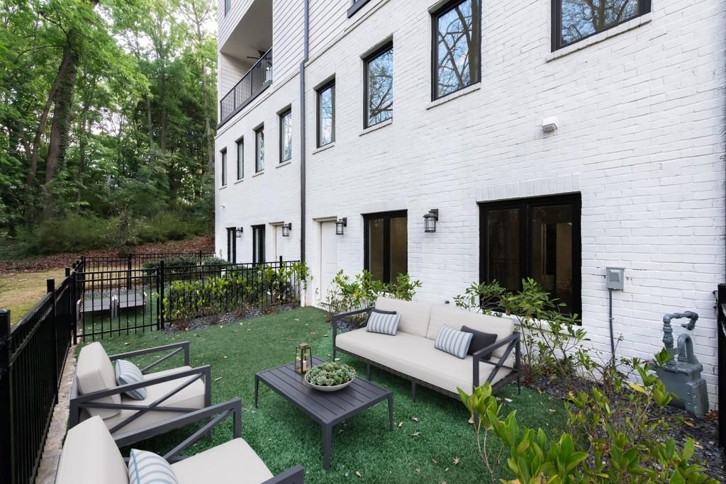 Image 8 of property listing at 1099 Briar Cove Circle, Atlanta, GA 30329