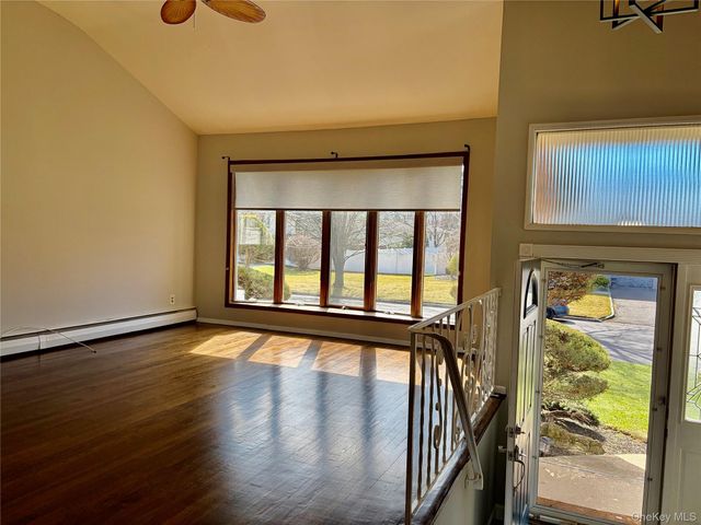 14 Glendale Drive, Melville, NY 11747