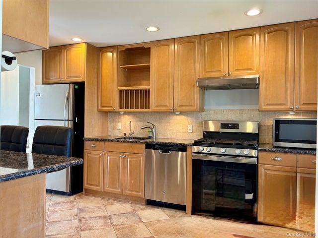 14 Glendale Drive, Melville, NY 11747