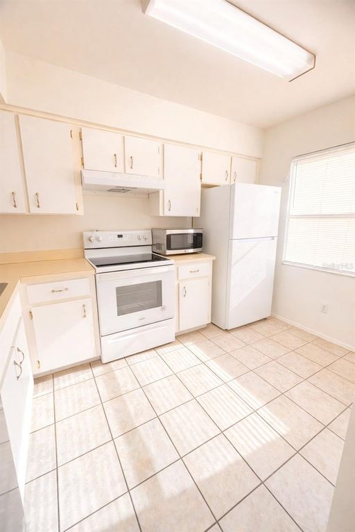 Image 4 of property listing at 3244 CANDLE RIDGE DRIVE 202, Orlando, FL 32822