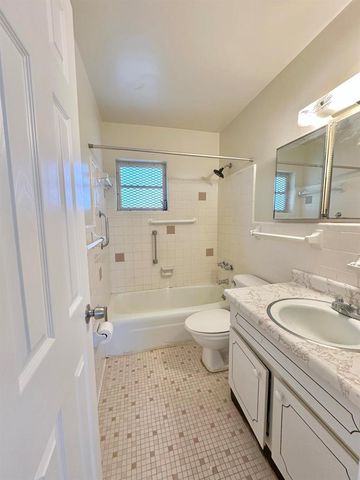 728 Ridge Road 31, Lantana, FL 33462