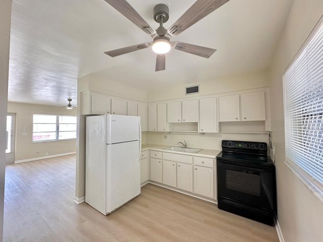 728 Ridge Road 31, Lantana, FL 33462
