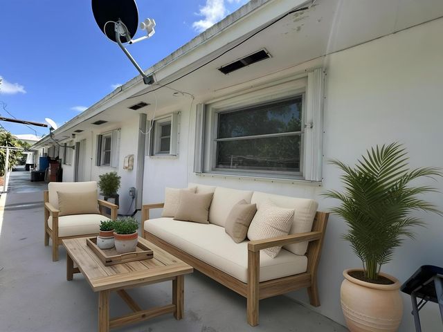 728 Ridge Road 31, Lantana, FL 33462
