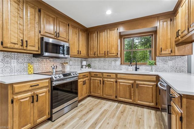 129 Stone Lake Court, Yorktown, VA 23693