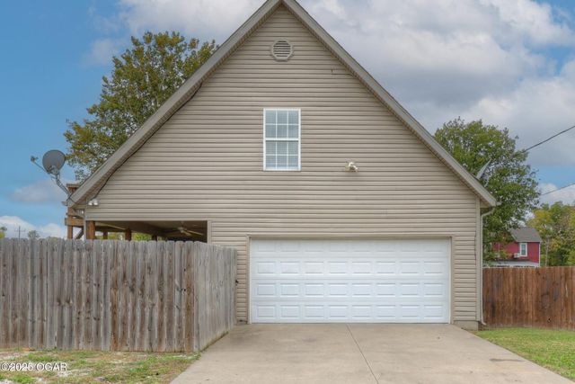 909 S Moffet Avenue, Joplin, MO 64801