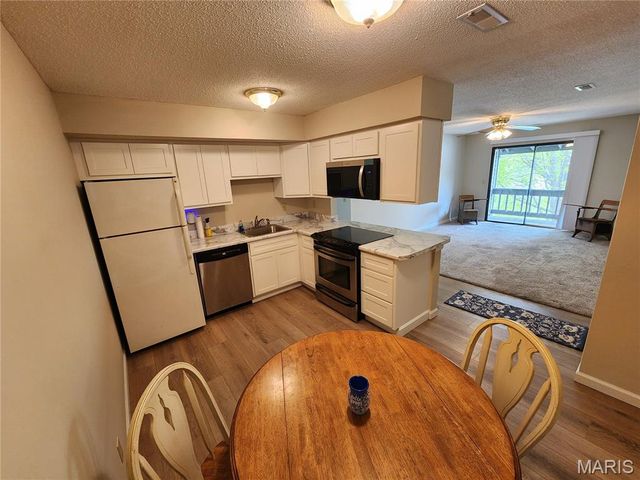 1615 Summergate Parkway, St Peters, MO 63303