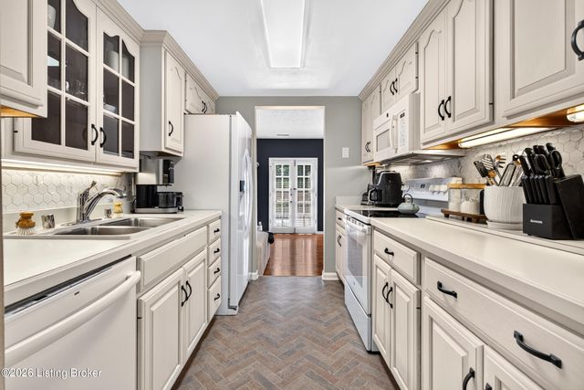 8134 Lake Terrace, Louisville, KY 40222