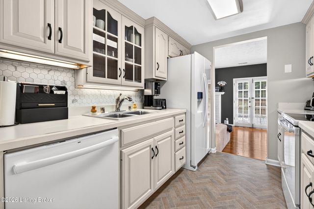 8134 Lake Terrace, Louisville, KY 40222