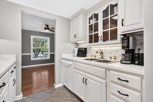 8134 Lake Terrace, Louisville, KY 40222