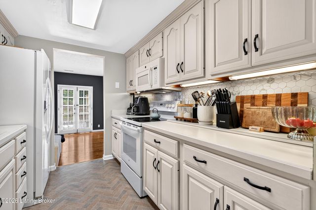 8134 Lake Terrace, Louisville, KY 40222