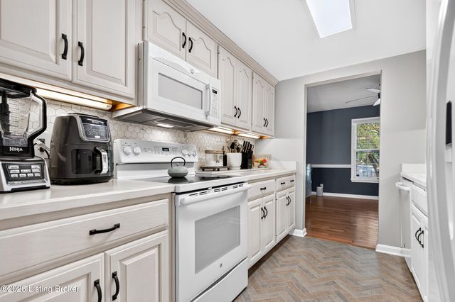 8134 Lake Terrace, Louisville, KY 40222