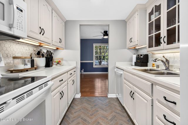 8134 Lake Terrace, Louisville, KY 40222