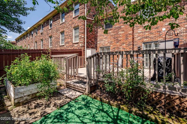 8134 Lake Terrace, Louisville, KY 40222