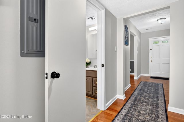 8134 Lake Terrace, Louisville, KY 40222