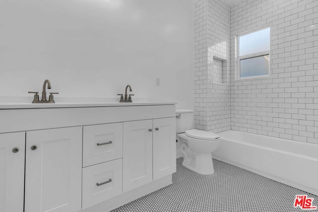 261 W 43rd Place, Los Angeles, CA 90037