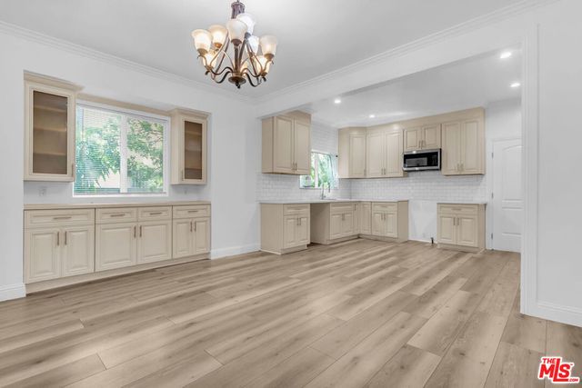 261 W 43rd Place, Los Angeles, CA 90037