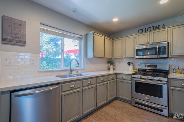 9204 Buckingham Way, Bakersfield, CA 93312