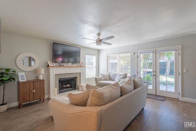 9204 Buckingham Way, Bakersfield, CA 93312