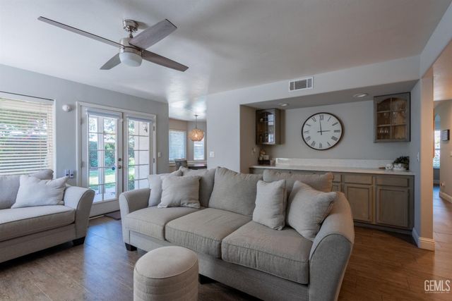 9204 Buckingham Way, Bakersfield, CA 93312