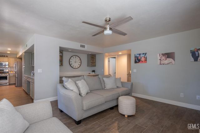 9204 Buckingham Way, Bakersfield, CA 93312