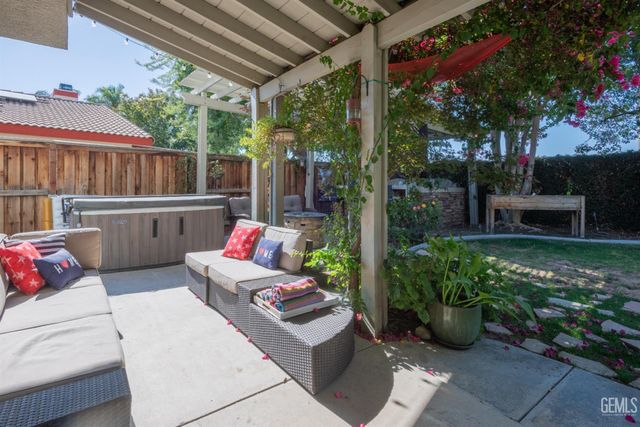 9204 Buckingham Way, Bakersfield, CA 93312