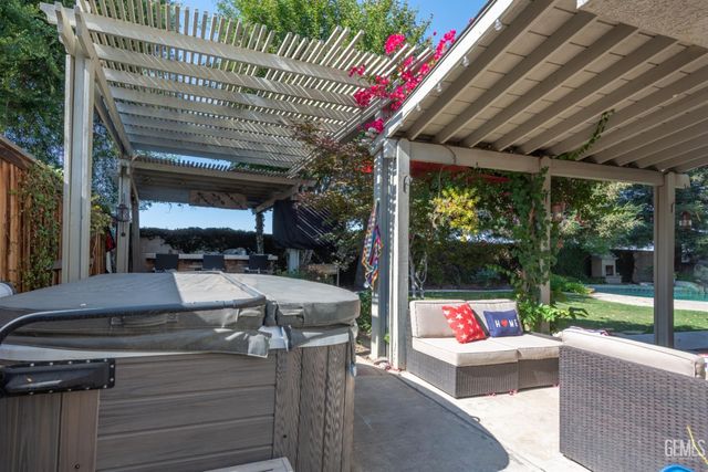 9204 Buckingham Way, Bakersfield, CA 93312