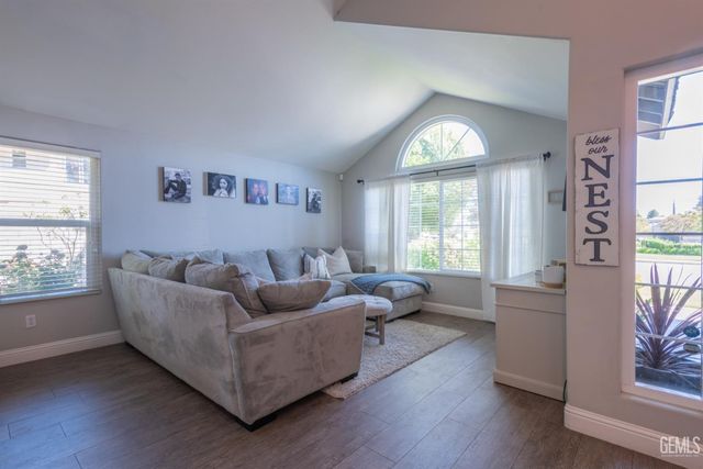 9204 Buckingham Way, Bakersfield, CA 93312