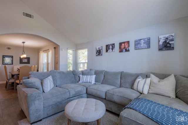 9204 Buckingham Way, Bakersfield, CA 93312