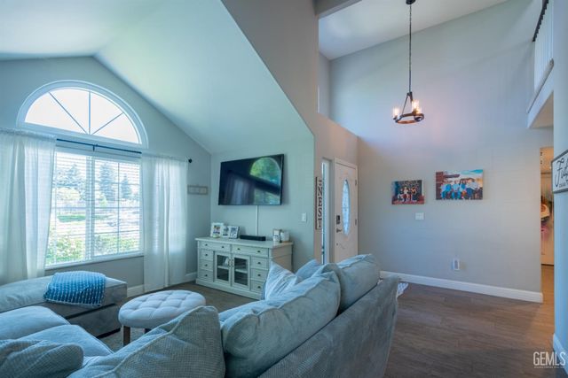 9204 Buckingham Way, Bakersfield, CA 93312