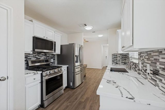 1235 Blue Hazel Court, Pinehurst, TX 77362