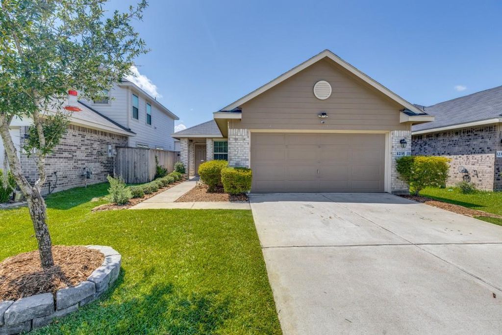 1235 Blue Hazel Court, Pinehurst, TX 77362