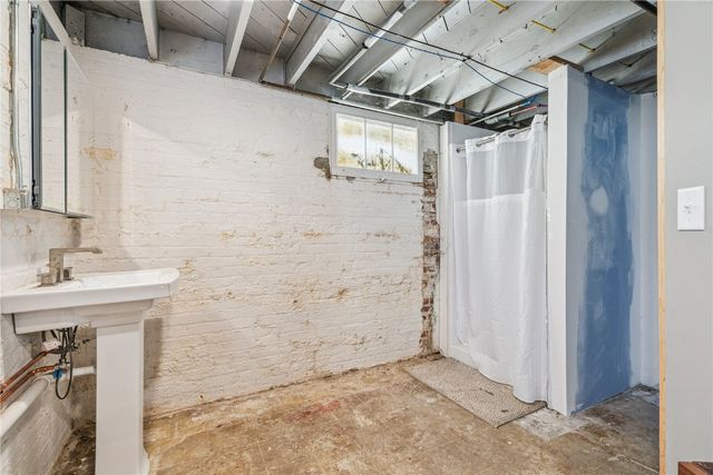 1051 35th Street NE, Cedar Rapids, IA 52402