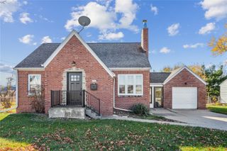 1051 35th Street NE, Cedar Rapids, IA 52402