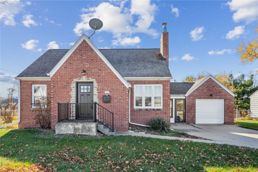 1051 35th Street NE, Cedar Rapids, IA 52402
