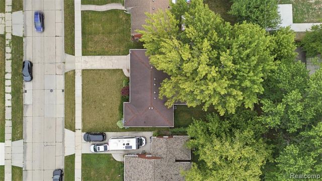 20310 Woodside Street, Harper Woods, MI 48225