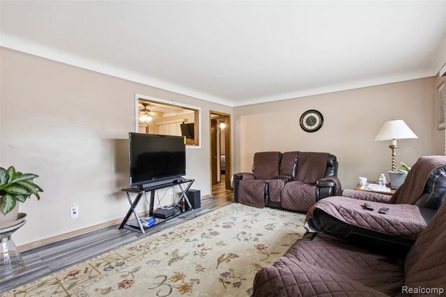 20310 Woodside Street, Harper Woods, MI 48225