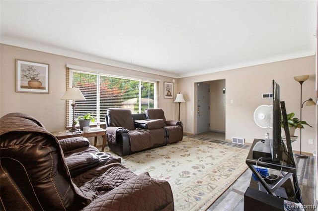 20310 Woodside Street, Harper Woods, MI 48225