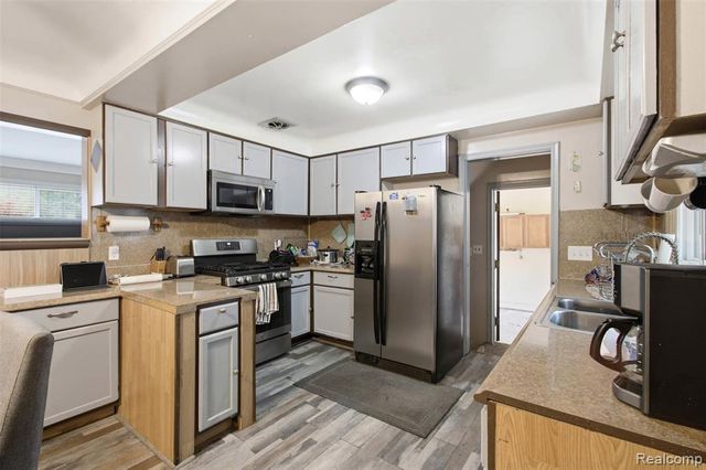 20310 Woodside Street, Harper Woods, MI 48225