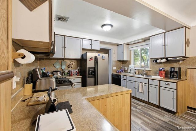 20310 Woodside Street, Harper Woods, MI 48225